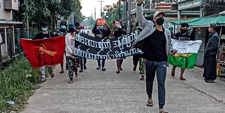 thinzashunleiyi's tweet photo. Protest in Dawei, #LongLon Tsp to boycott Military Businesses & Products.
If people of Myanmar living inside with no products options can boycott the Military, why dont democratic Govts impose another round of coordinated sanctions on Junta? What's taking long? #Dec8Coup https://t.co/LOxOguRtF4