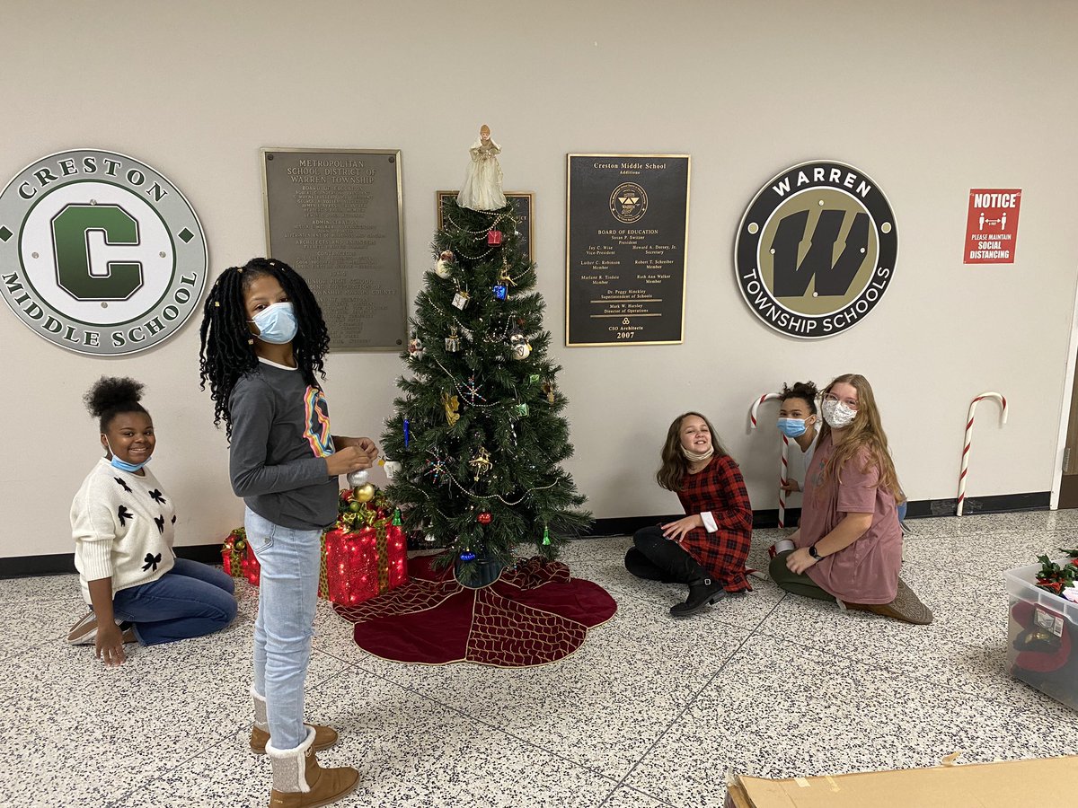 MsPelto's tweet photo. Art Club and Student Council worked hard to celebrate the holidays for our upcoming CIMS Winter Music Performance! Hope to see you there!!!! #cimsstuco #cimsartclub #mspeltoart https://t.co/2GbG8Gun0I
