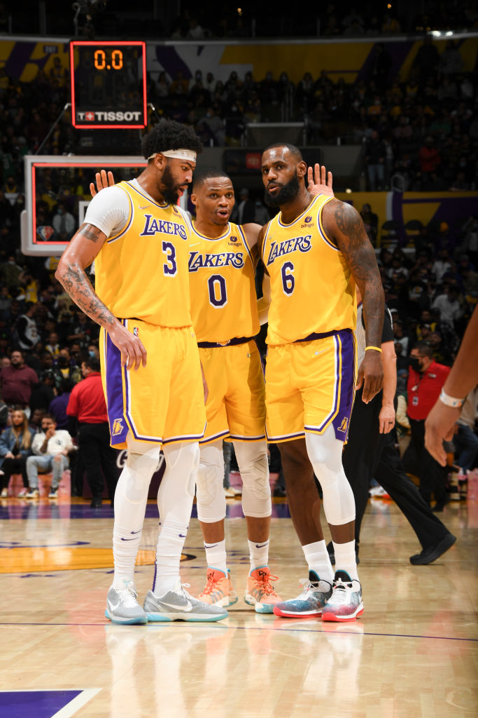 BleacherReport's tweet photo. Arguably the best game from the Lakers big three 😤

Bron: 30 PTS, 5 AST
Brodie: 24 PTS, 11 AST
Brow: 17 PTS, 16 REB https://t.co/ASqVF3f516