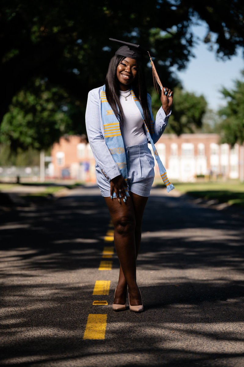 SimplyBree_18's tweet photo. You knew I was coming, just didn’t know how 💙💛✨
Southern University Grad
B.S. in Finance, Minor in Accounting
Dolores Margaret Richard Spikes Honors College Grad
December 10, 2021
#SouthernMade #HBCUGrad #FirstGenerationCollegeGrad https://t.co/pjq0bdFwlS