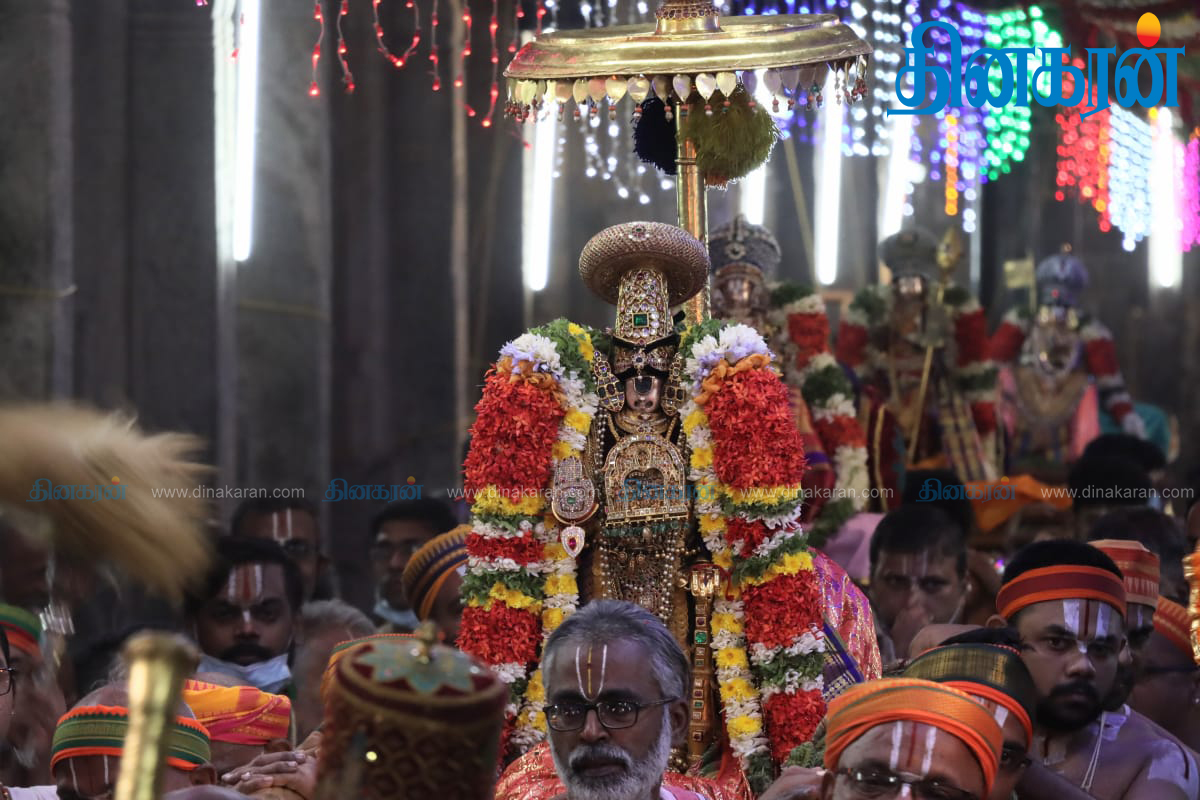 DinakaranNews's tweet photo. பூலோக வைகுண்டம் ஸ்ரீரங்கம் ரங்கநாதர் ஆலயத்தில் வைகுண்ட ஏகாதசி பகல்பத்து உற்சவத்தின் 5ம் திருநாள். #srirangam #Vaikundaegadesi https://t.co/rvqODbtslZ