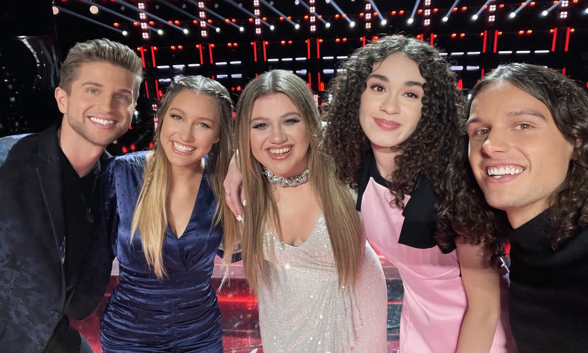 kellyclarkson's tweet photo. Team Kelly is still intact and ready for finale week ❤️❤️ @girlnamedtom @iamhaileymia #TeamKelly #TheVoice https://t.co/fgCDMURplt