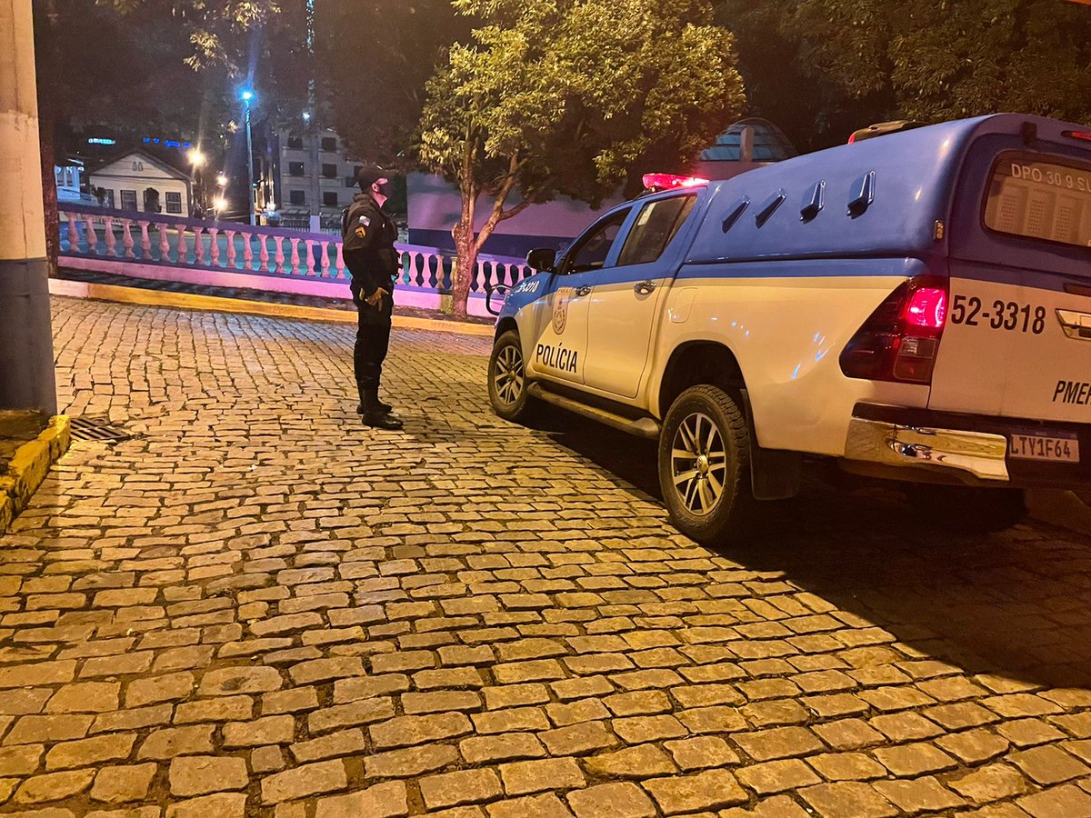 PMERJ's tweet photo. Equipe do #30BPM está posicionada na Praça Monsenhor Ivo Sante Donin, localizada no Centro - #Sumidouro. https://t.co/lLaNyppBBw