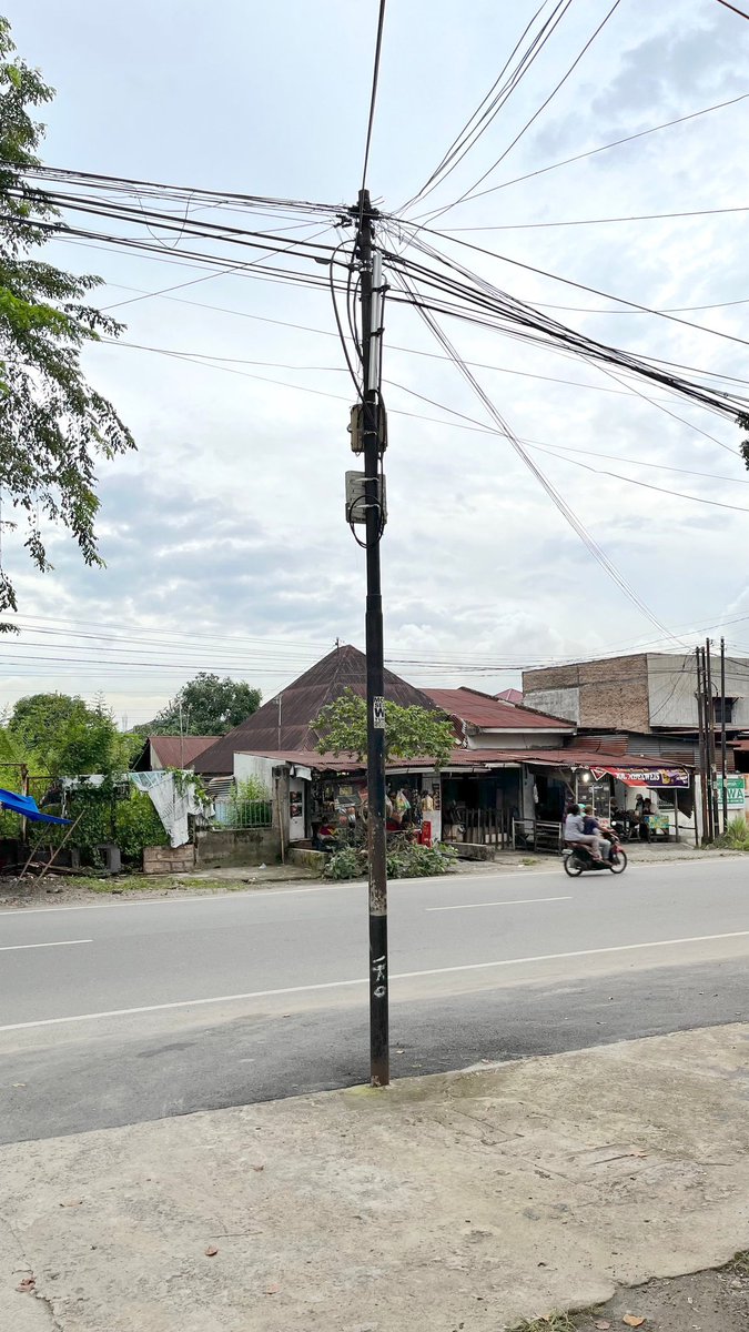heryien's tweet photo. @IndiHomeCare  Hello min, bisakah tiang ini di pindah ke samping pohon? Ini di tengah tengah komplek kami. Agak mengganggu kami keluar masuk. Mohon dibantu petunjuk-nya ya. Bagaimana proses permohonan pindah tiangnya? https://t.co/QpzfX8PEFl