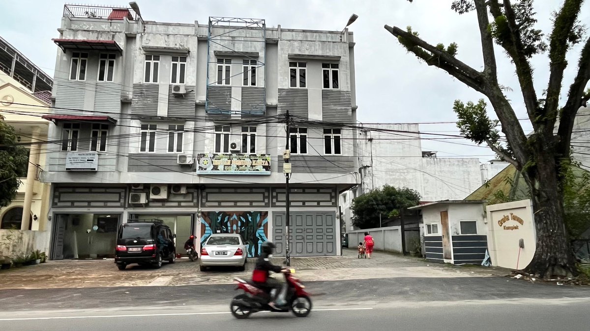 heryien's tweet photo. @IndiHomeCare  Hello min, bisakah tiang ini di pindah ke samping pohon? Ini di tengah tengah komplek kami. Agak mengganggu kami keluar masuk. Mohon dibantu petunjuk-nya ya. Bagaimana proses permohonan pindah tiangnya? https://t.co/QpzfX8PEFl