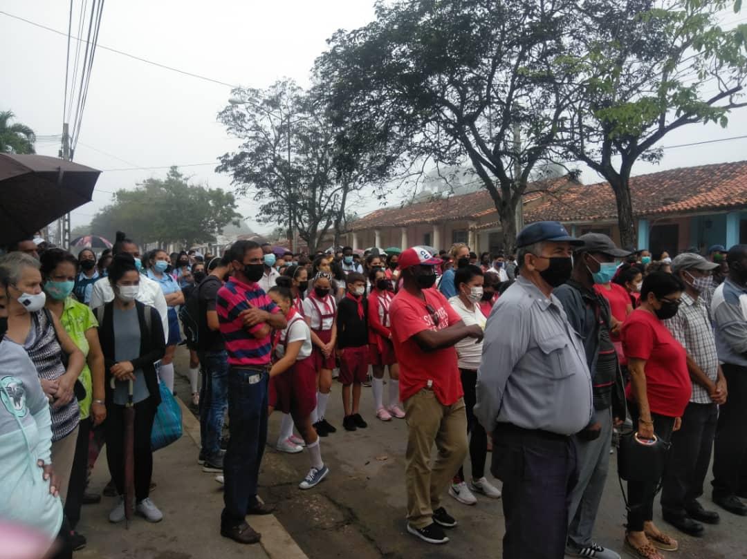 ValdesYuleibys's tweet photo. Tributo a los mártires caídos por nuestra patria eterna con la participación de los estudiantes del preuniversitario IPU Pedro García Veloz en San Luis Pinar del Río.@elsa_ena  @YadiraA87410523 @DireccinProvi12 @EvelioHerreraP1 @CurbeloNiurka https://t.co/DA4RjfCOBZ