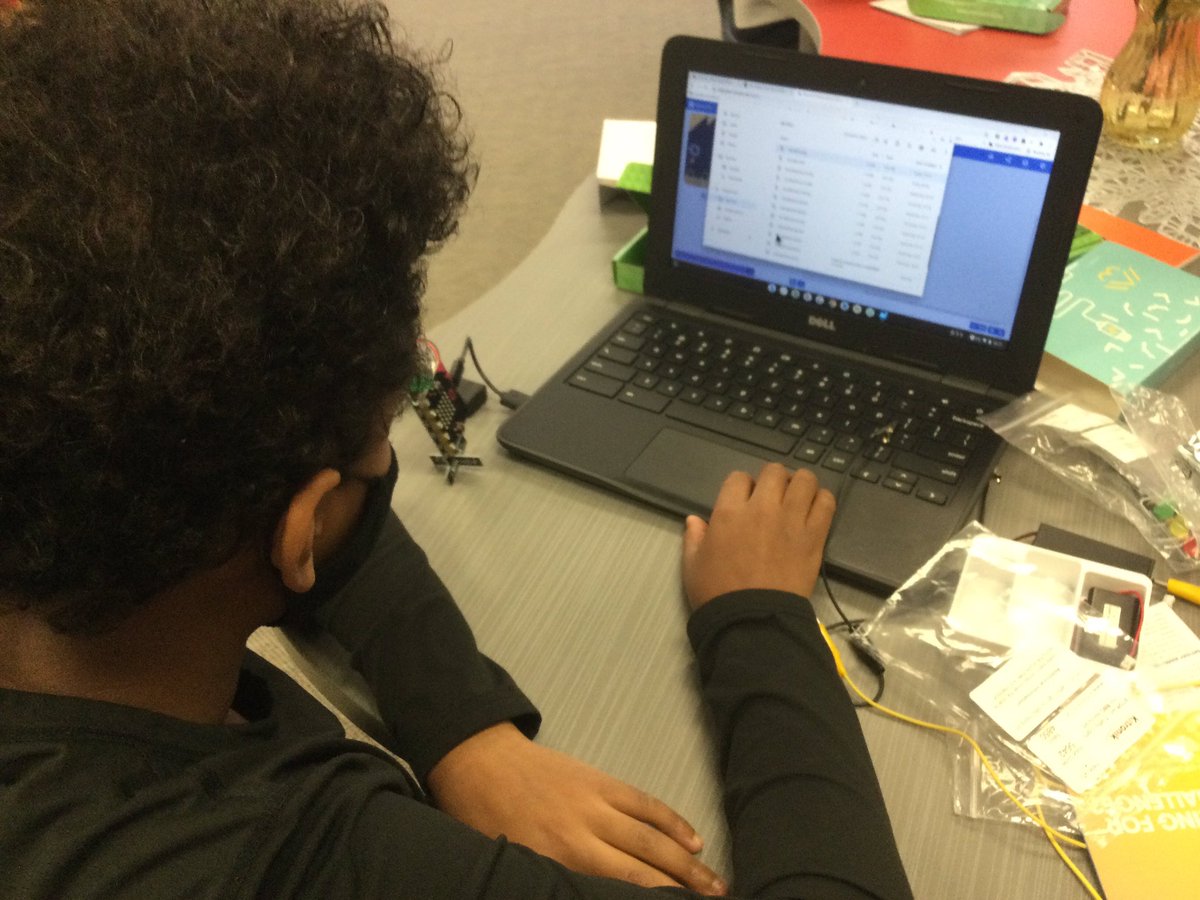 waltonsclass's tweet photo. In the Think Tank we are #exploring #creating with #microbits to #code to make the #STOPBIT to 💡 light up & more @WestwoodUGDSB @UGExperiential @ugdsb thanks to @terryjamesrc for the kit. #ugmath https://t.co/8v66d7Ez7Q