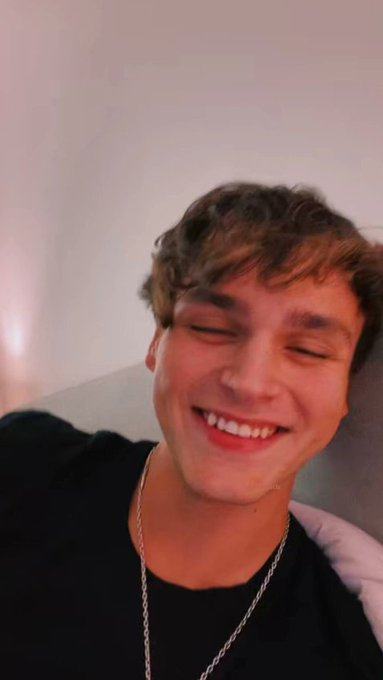 ghosthpsm's tweet photo. jonah smiling =🏠 https://t.co/vQUR6lRX5i