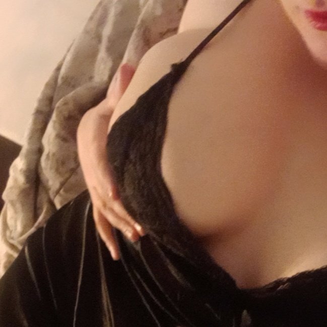 bat_mommy's tweet photo. Wanna see more. DM me https://t.co/HQaGQYUuIz