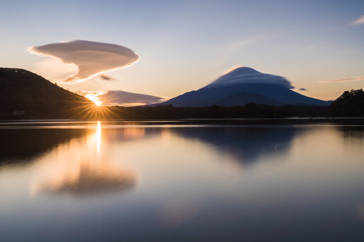 精進湖の夜明け