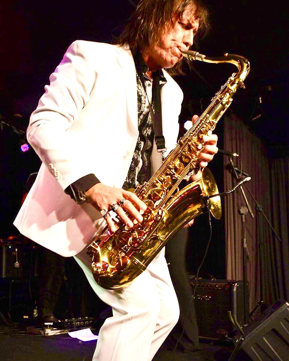 BetoSaroldi's tweet photo. O que mais amo fazer na vida! 

#BetoSaroldi 🎷✨⚡️

📸: Giovanna Saroldi - Divulgação #allrightsreserved 

#saxofonista #sax #saxophone #performance #feeling #italianstyle #charming #pop #soul #chill #photooftheday📷  #feed #look 
#siga @betosaroldi nas #redessociais https://t.co/wifcDAo340