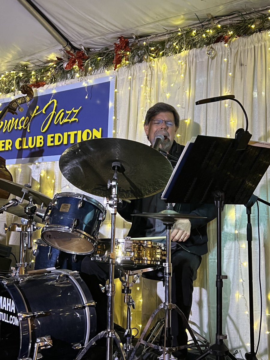Dan57Thom's tweet photo. Havin’ a swingin’ 🎶 evening at #SunsetJazz #NewportBeach featuring the ⁦@carolwelsman⁩ #quartet w/ our good friend ⁦@DaveTullJazz⁩ on drums, #MitchellLong guitar, and the incomparable #hussainjiffry    bass.

https://t.co/qK9x260C3b

#GodBless #live #jazz! https://t.co/kPb2gjFWMp