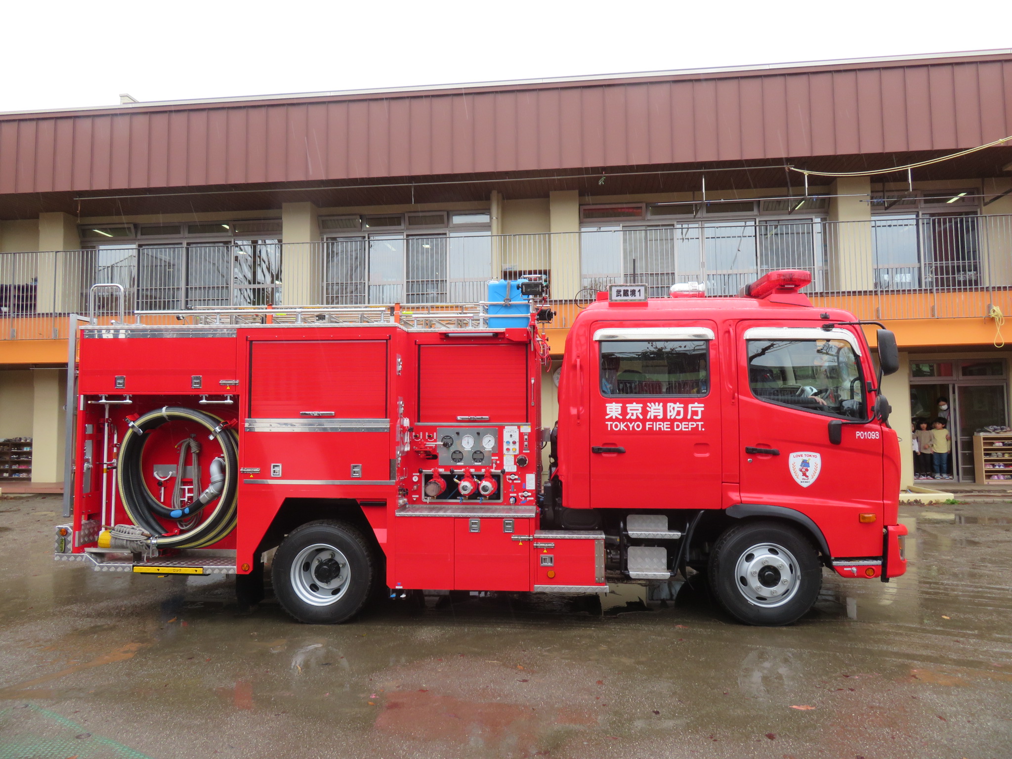 境こども園 わぁ 消防車きたきた かっこいい 雨降りの中でしたが武蔵野消防署境出張所から消防士 の方が来訪 ０ ５歳クラスとりんご組 みんな交代で消防車をじっくり見学 そのたび赤色灯を光らせてくれて大喜びでした 避難訓練の様子も見て