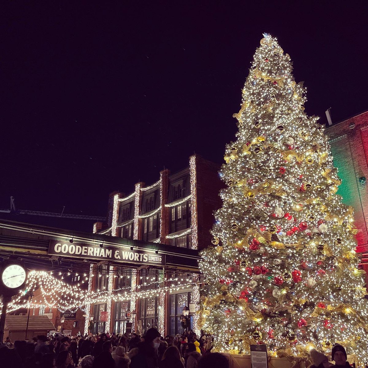 mikeaalves's tweet image. The Distillery Winter Village ✨🎄 @DistilleryTO @cityoftoronto #DistilleryWinterVillage #DistilleryTO