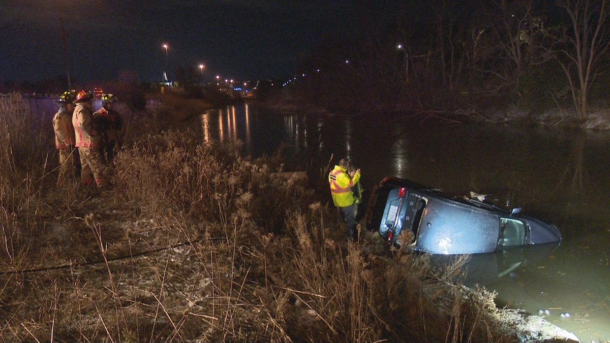 Media371's tweet photo. Vehicle into the Chedoke Creek near Highway 403 and Main Street East in Hamilton. Two people inside the car escaped with no injuries.  #HamOnt https://t.co/UejhcCdOqE