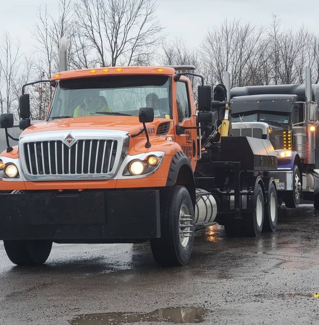 What a great looking picture of an International heavy tow truck hard at work. Stay safe guys.