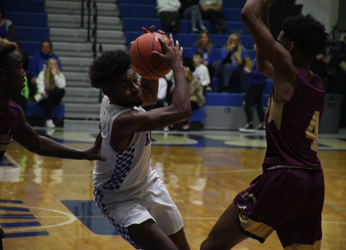 Terrell Henry's first 3 games of the season:
87 points
25 rebounds
29/52 FG (55 %)
30/33 FT (90 %)
20 fouls drawn
9 steals

That deserves a...SHEESH