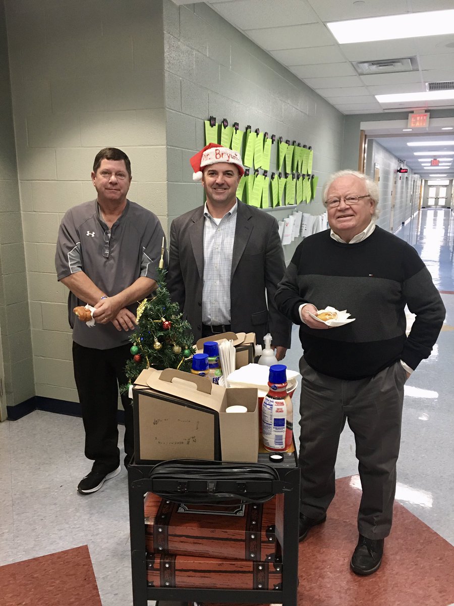 We love spreading MUCH deserved 🎄Holiday Cheer🎄to our Scioto staff and guest teachers! Their hard work and dedication to students is admirable! Thank you for the love and energy you pour in daily! 🍩☕️❤️🎅🏻🤶🏻 #sciotocheercart #sciotostrong <a href="/TV_Vikes/">Teays Valley Schools</a>