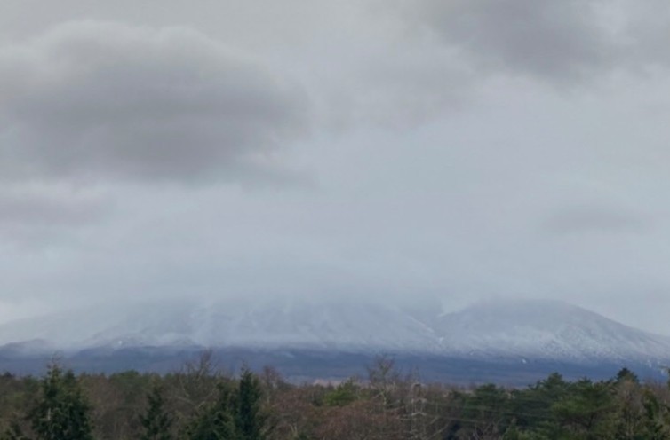 2021/12/8 今日の昼の富士山 曇天 かなり下まで積雪☃️ 気温 7度