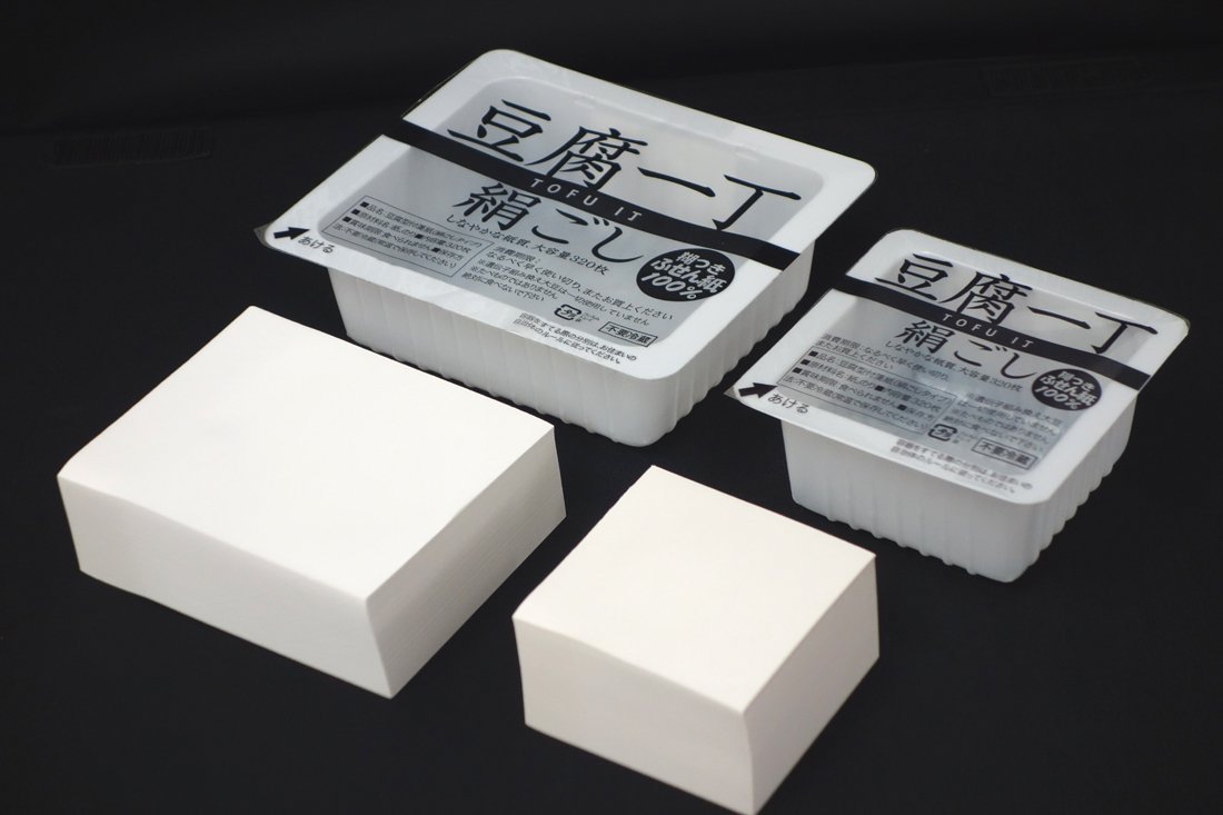 두부 포스트잇 ◽️😋🗒
몰캉 몰캉한 두부처럼 생긴 포스트잇이 실제 두부 패키지에 들어가 있어요.