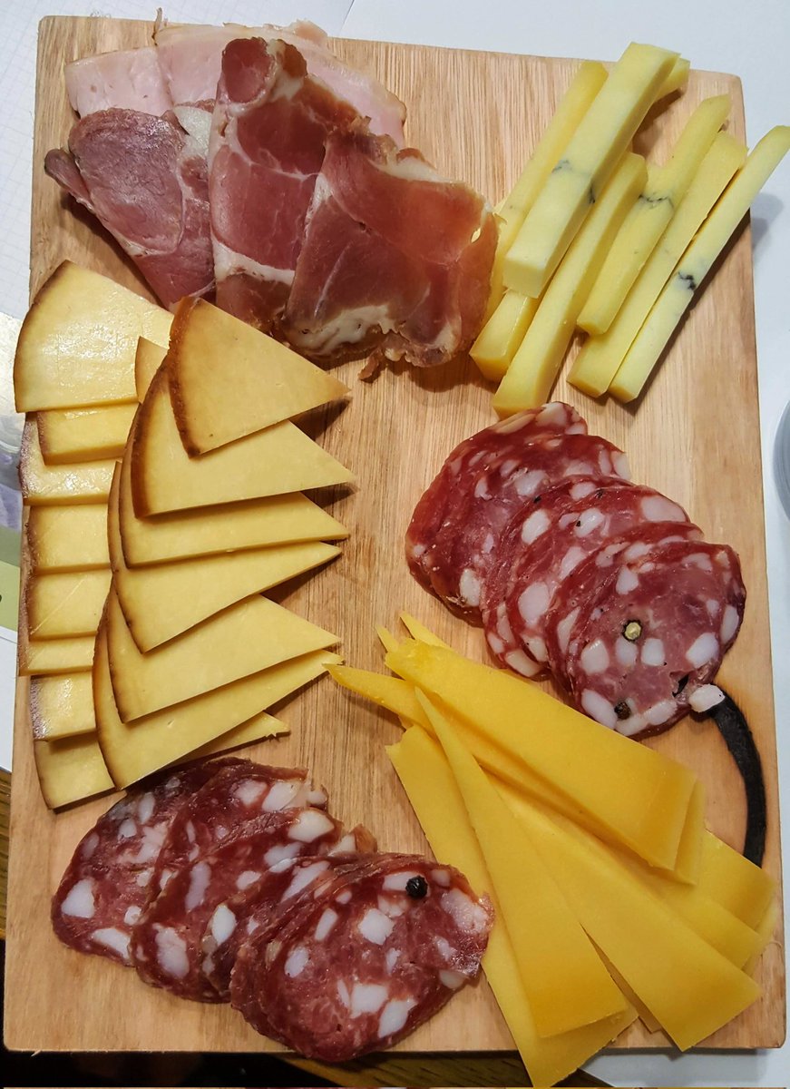 Este viernes 10/12 repartimos en CABA y AMBA nuestros fiambres artesanales de campo. Stockeate y sé feliz el finde! También podés consultarnos por nuestra línea de regalos empresariales, convencé al de rrhh 😉 Escribinos por DM o WhatsApp 11-6443-2014