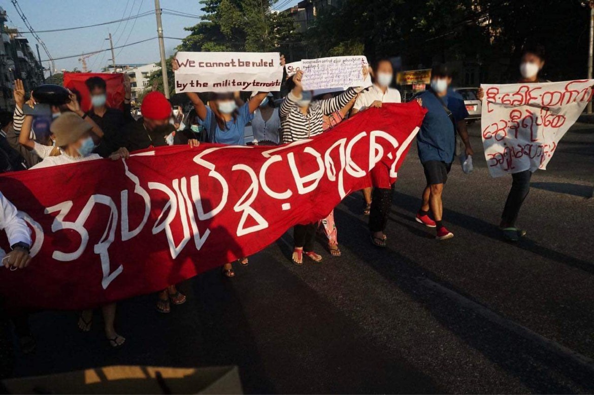 The anti-junta protest in #Yangon hits the street again following Myanmar’s junta rammed over the peaceful protesters in Kyimindaing, Yangon in which five were killed and at least 15 were arrested. 
Yangon’s University #Students  Association is organizing and leading the protest.