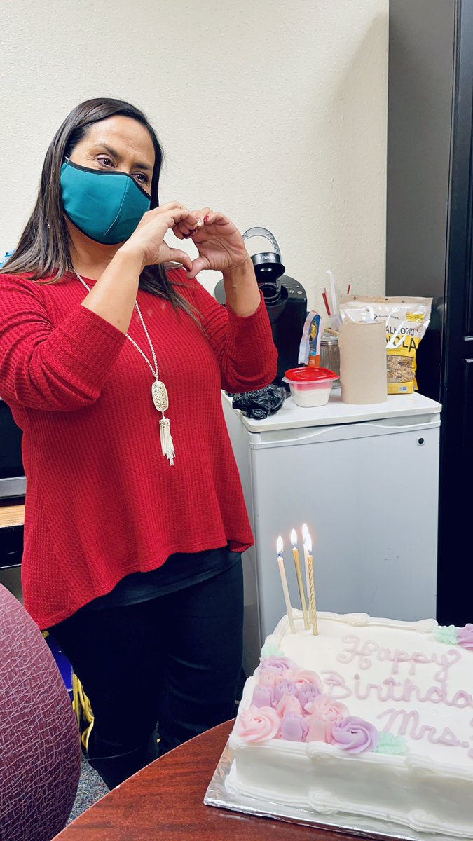 AGuerrero_HHES's tweet photo. Couldn’t end the day without wishing our Queen B @HHeights_ES  🐝 a wonderful birthday! 🎂 May you be filled with happiness and health every day of your life! Our Hive Loves You!! ♥️🥳 #birthdaygirl #QueenBee #OnlyAtTheHive https://t.co/Ja4DUJGMW9