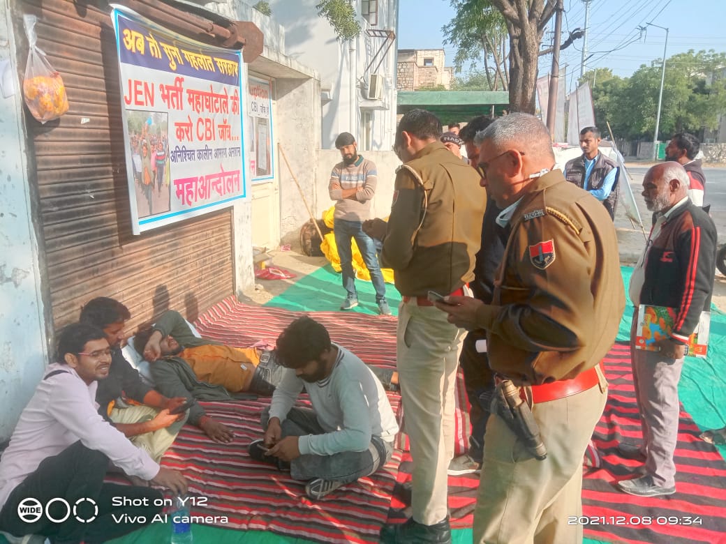 manojmeena's tweet photo. मुझे पुलिस धरने स्थल से जबरदस्ती जयपुरिया हॉस्पिटल में इलाज के लिए ले जा रही है!!!
@vinodmittal9
#rsmssb_jen_scam https://t.co/PzFG3WBykC