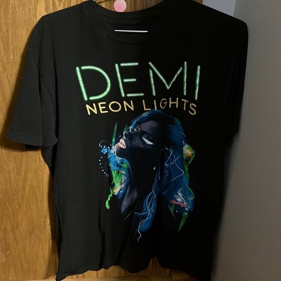 nyrd_fashion's tweet photo. So good I had to share! Check out all the items I'm loving on @Poshmarkapp #poshmark #fashion #style #shopmycloset #obermeyer #demilovato #laurenmoshi: https://t.co/S9lE8q8k9K https://t.co/FZ8C94SgTv