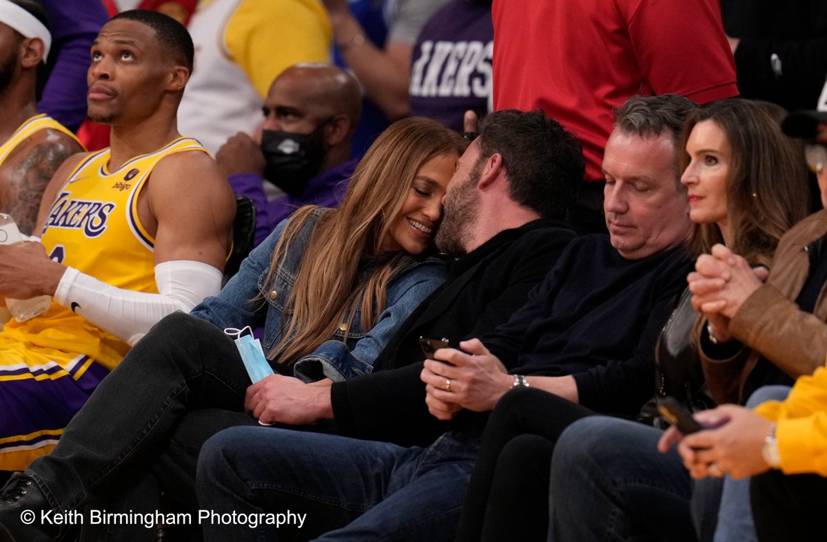 photowkb's tweet photo. Jennifer Lopez and Ben Affleck look on as the Los Angeles Lakers take on the Boston Celtics during s NBA basketball game at the Staples Center in Los Angeles. @Lakers #lakers @celtics #celtics @nba #nba #basketball #boston #losangeles #photography #JenniferLopez #BenAffleck https://t.co/no5nAPeNpn