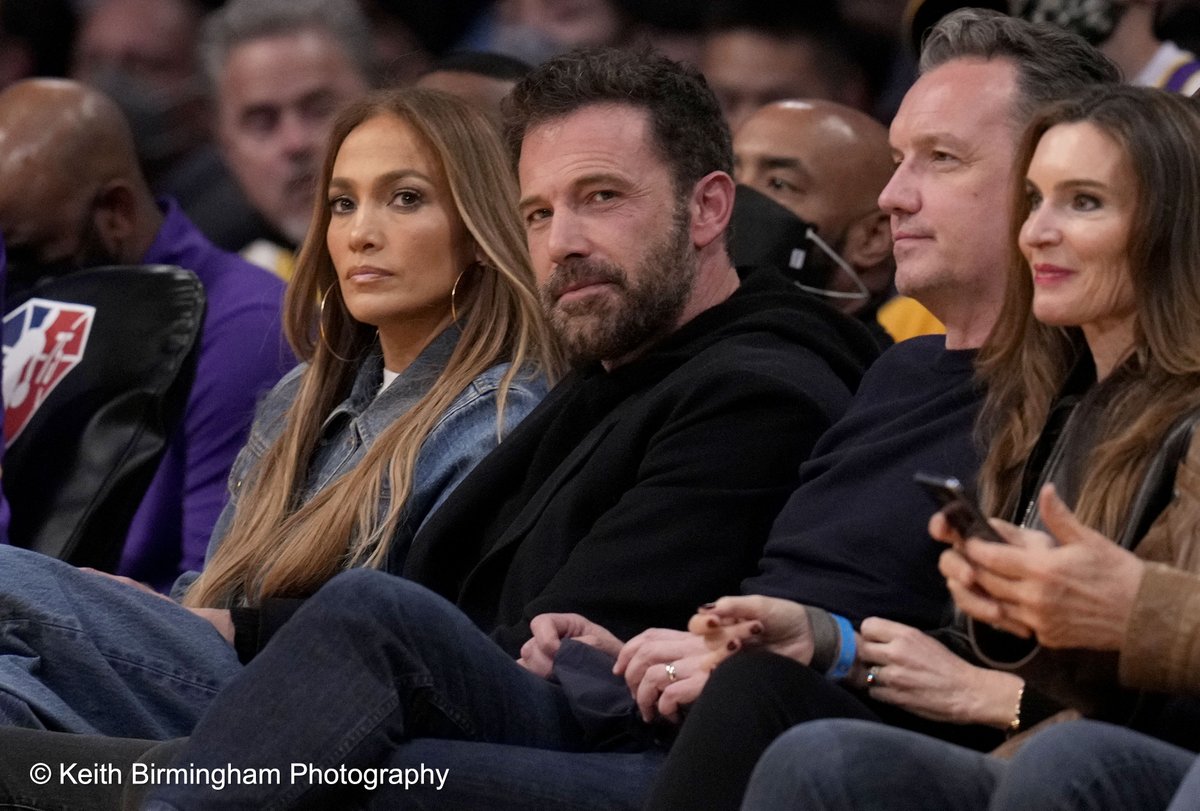 photowkb's tweet photo. Jennifer Lopez and Ben Affleck look on as the Los Angeles Lakers take on the Boston Celtics during s NBA basketball game at the Staples Center in Los Angeles. @Lakers #lakers @celtics #celtics @nba #nba #basketball #boston #losangeles #photography #JenniferLopez #BenAffleck https://t.co/no5nAPeNpn