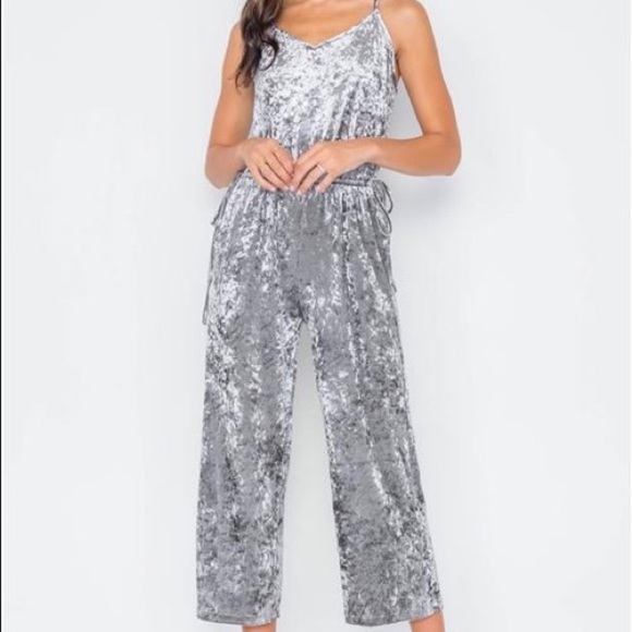 sellordiet's tweet photo. So good I had to share! Check out all the items I'm loving on @Poshmarkapp #poshmark #fashion #style #shopmycloset #cosabella #greatgather #epicthreads: https://t.co/xX6fMaQnyE https://t.co/BfmuDu7bUj