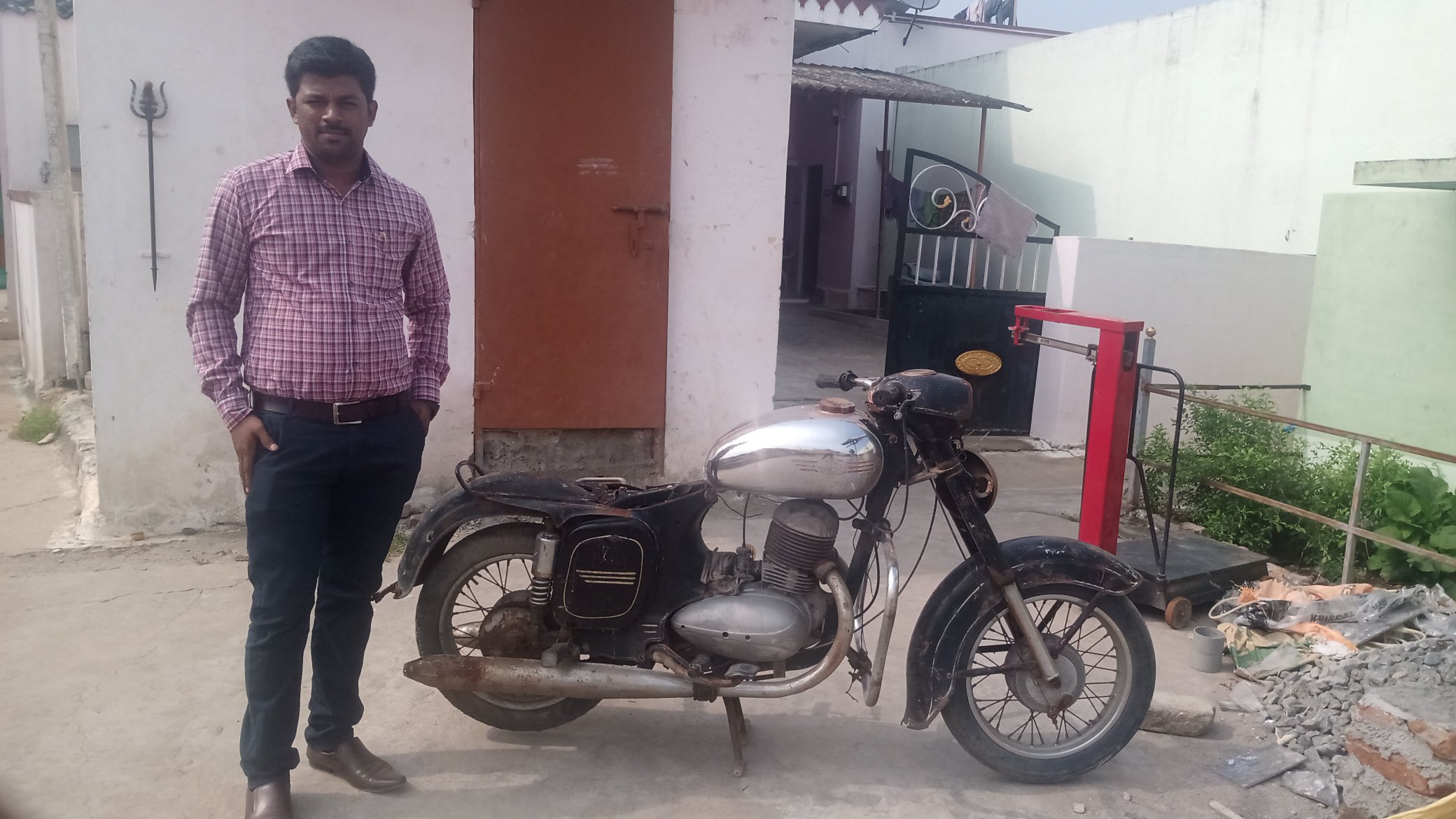 Old yezdi cheap bike olx