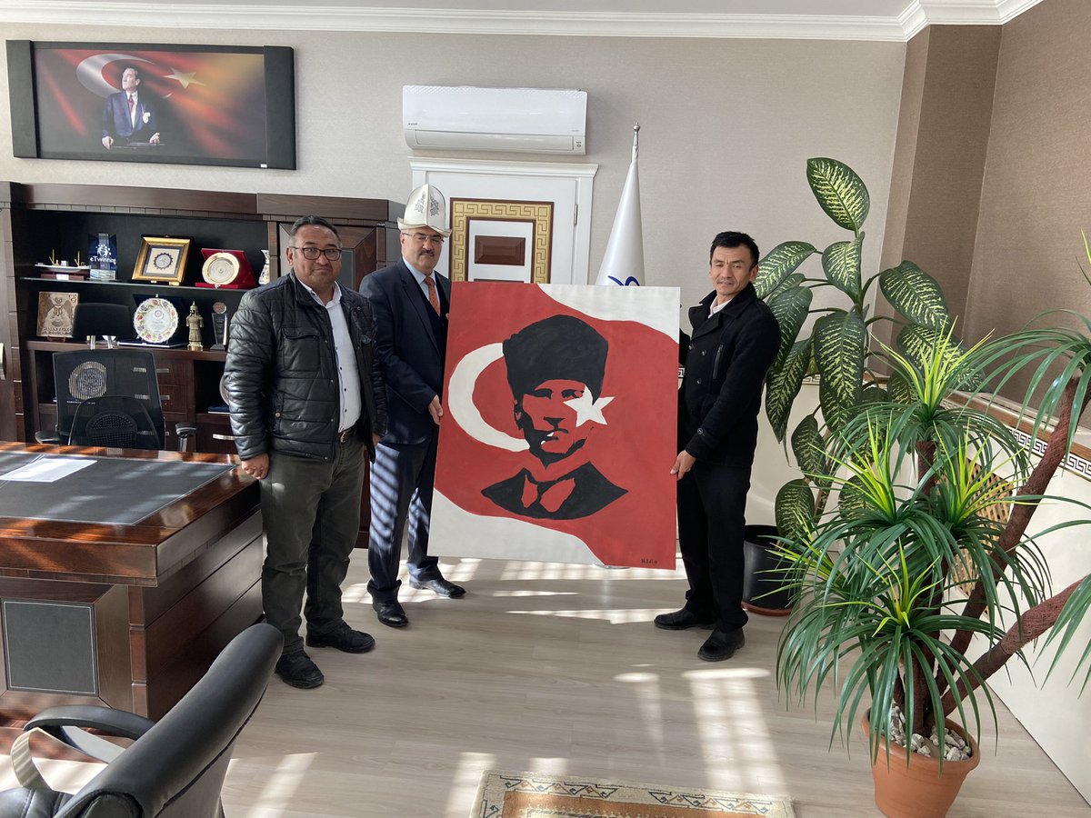 Erciş İlçesi Ulupamir okul aile birliği başkanı Hasan Şanlı ve Pamir kültür,Eğitim ve Dayanışma Derneği Başkan yardımcısı Ahmet Varol İl Milli Eğitim Müdürümüz Hasan TEVKE’ye ziyarette bulundu.Okullarına yapılan çalışmalardan dolayı teşekkürlerini iletti.