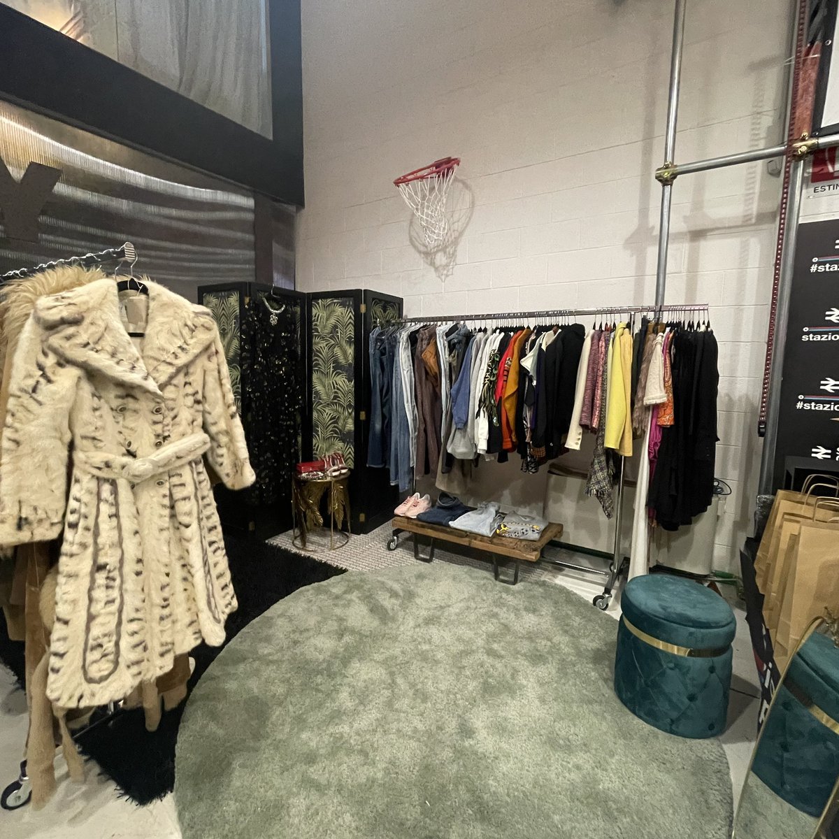 rodivale's tweet photo. Il vintage è sinonimo di ricercatezza. Vi attendiamo al #secretmarket di Padova in via barkallé 97, interno 10 con i vestiti più belli e ricercati! #vintage #clothes https://t.co/sGpQosBly6