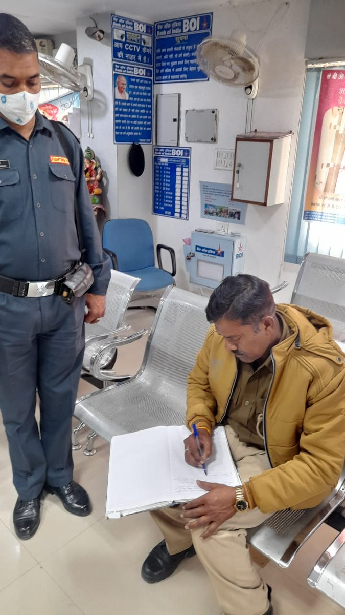 east_dcp's tweet photo. #CPLko @dhrubathakur के मार्गदर्शन मे #DCPEastLko @AmitKAnandIPS के निर्देशन में अपराध नियंत्रण एवं कानून व्यवस्था के दृष्टिगत पूर्वी जोन के थाना चौकी प्रभारियों द्वारा पुलिस बल के साथ बैंकों/एटीएम, बैंकों के आसपास संदिग्ध व्यक्ति/वाहनों की चेकिंग की गई।
#UPPolice
#lucknowpolice https://t.co/hZ8GYPAV73