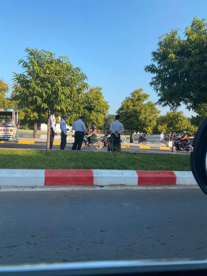 SAC forced to stop and inspect every passerby vehicles in Mandalay Today. SAC forbid the motorbikes with two men or a man on the back seat and wear masks. 

#EndImpunity
#Dec8Coup 
#WhatsHappeningInMyanmar