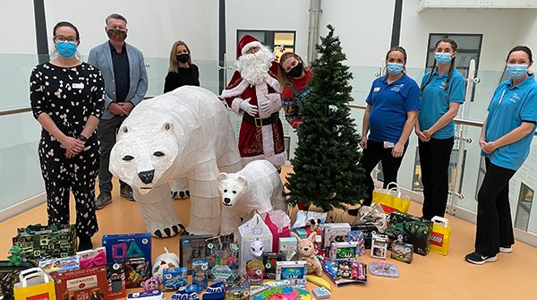 Rockinghorse67's tweet photo. Santa has been helping us deliver gifts to the @TheAlexBrighton! These were generously donated by shoppers @ChurchillSquare who bought gifts from the #GivingTrees at the centre. These will really help make Christmas better for children in hospital:
https://t.co/hJHLNhSy3o https://t.co/yS1UeatPHX