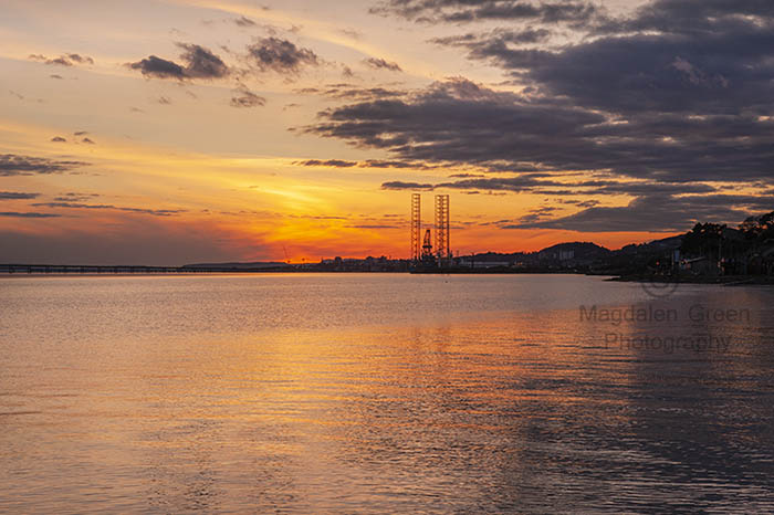 MagdalenGreen's tweet photo. Some #prettylight and #colours in this #longexposure view of @dundeecity over the #rivertay to brighten up a #dreich day # #dundee #scotland #dundeesunset @VisitScotland https://t.co/wCsYOkHBZa