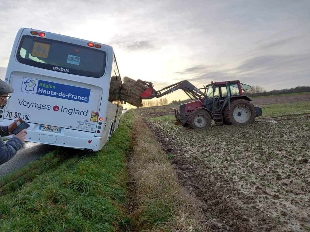 On a toujours besoin d'un agriculteur dans sa vie: "En + du travail remarquable des pompiers réalisé pour évacuer les 29 enfants bloqués dans  bus scolaire en bien mauvaise posture ; saluons la solidarité qui s'est mise en place pour maintenir le bus et éviter la bascule totale."