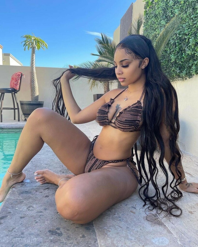 VixenzWrld's tweet photo. Sittin poolside @msrtxo 💋 #poolvibes #sexybikini #VixenEnt https://t.co/uGmO8qO0G1 https://t.co/CHYecR1EQ2