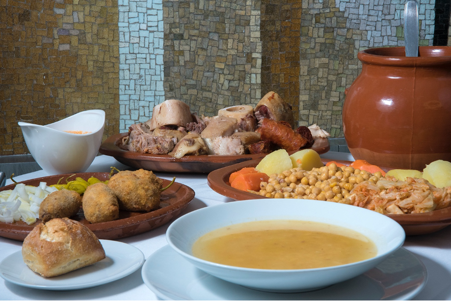 No podemos estar más contentos porque ¡la época del #cocido ya está aquí! Dale batalla al frío con nuestro riquísimo #cocidomadrileño tradicional a tres vuelcos.

¡Que no te lo cuenten! Haz aquí tu reserva elcafedelaopera.com/restaurante/me…