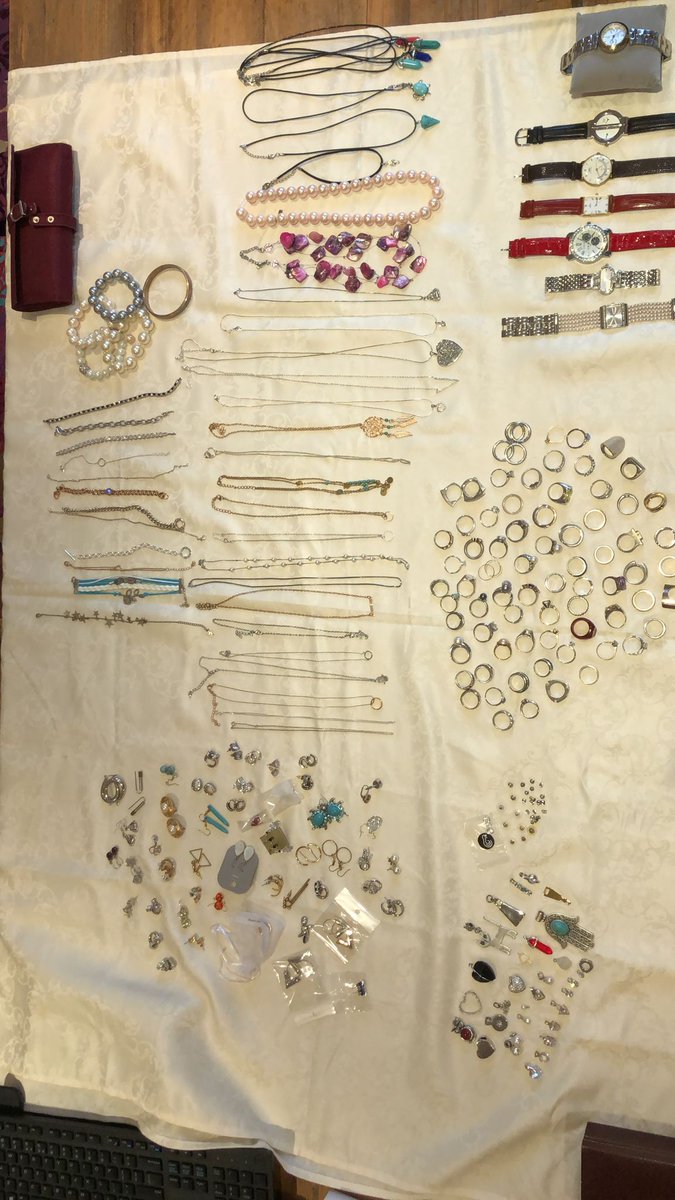 Als je tante dr huis moet leegmaken en een klein doosje sieraden tegenkomt 🙈 #hoekunjezoveelhebben