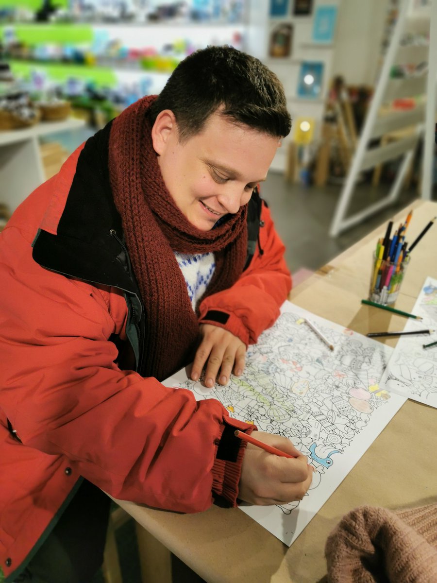 Twitter por favor.... Necesito tu magia más que nunca.

Hoy al rededor de la estación de atocha. entre las 9:30 y las 10:30 he perdido una bufanda granate hecha a mano...

Esta hecha por mi abuela que falleció ya... Y para mi tiene un valor sentimental incalculable.