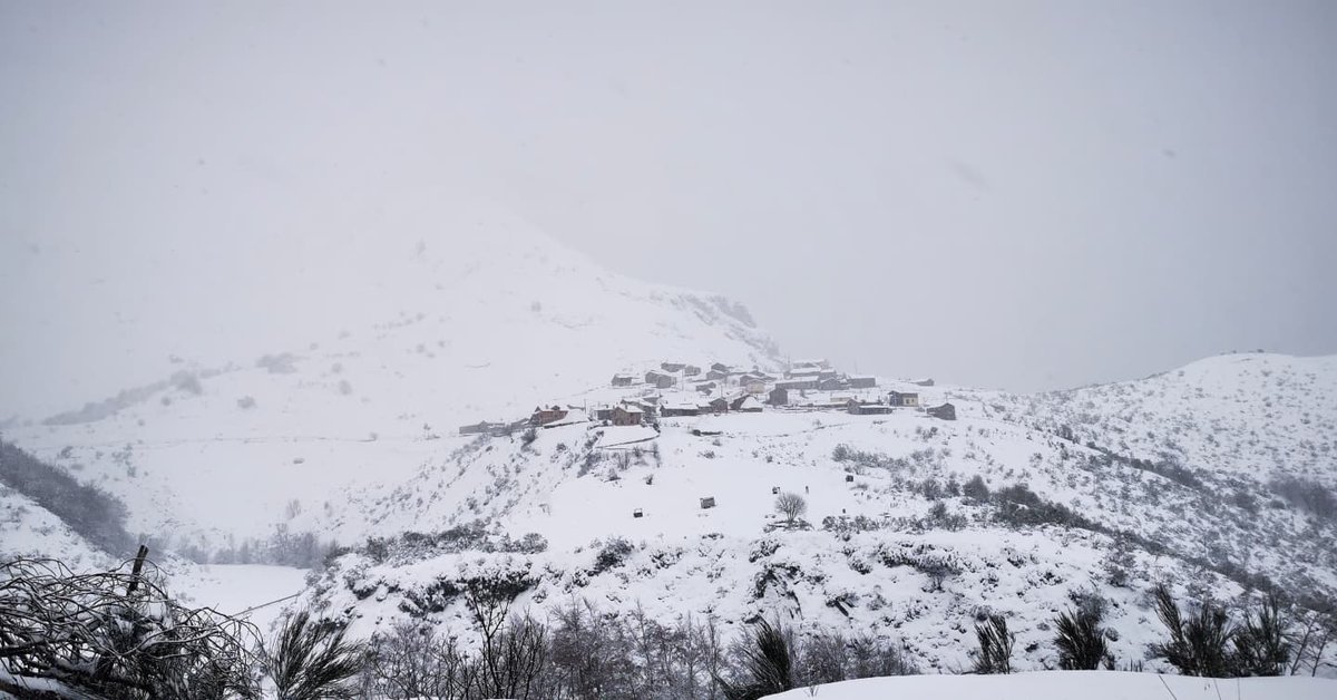 OficialSomiedo's tweet photo. ¡#Somiedo vuelve a amanecer nevado! ❄️
Para el fin de semana se esperan lluvias pero es posible que podamos aprovechar unos cuantos momentos de actividad en la nieve🏔️☺️
.
#DescubreSomiedo #ReservaDeLaBiosfera #Naturaleza #Invierno #Asturias https://t.co/UsoM6BohEM