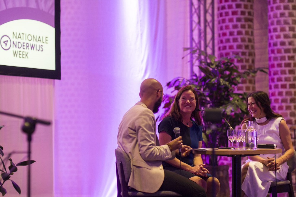 'Durf je nek uit te steken en zoek de samenwerking op'. Lees het interview met wethouder <a href="/fatmad66/">Fatma demirel</a> en progammamanager Yordi Grutters over een week lang onderwijs vieren in Amersfoort Onderwijsstad. 
nationaleonderwijsweek.nl/durf-je-nek-ui…
#NOW2021 #samenvoordetoekomst #nationaleonderwijsstad