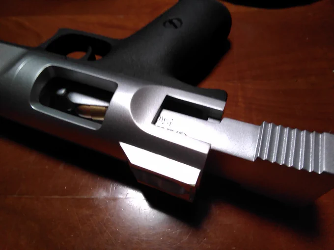 #大阪ショットショー
「#砲神エグザクソン キャノン50」
ボルトのみ後退させるとカートリッジとチェンバーが露出します。
もう二度と手に入らない砲一の1/1キャノン50 モデルガンです。ワンフェスでたった1回発売された故岩瀬昭人氏によるマスターモデリングアイテムの完成品❗️

(詳細続く 