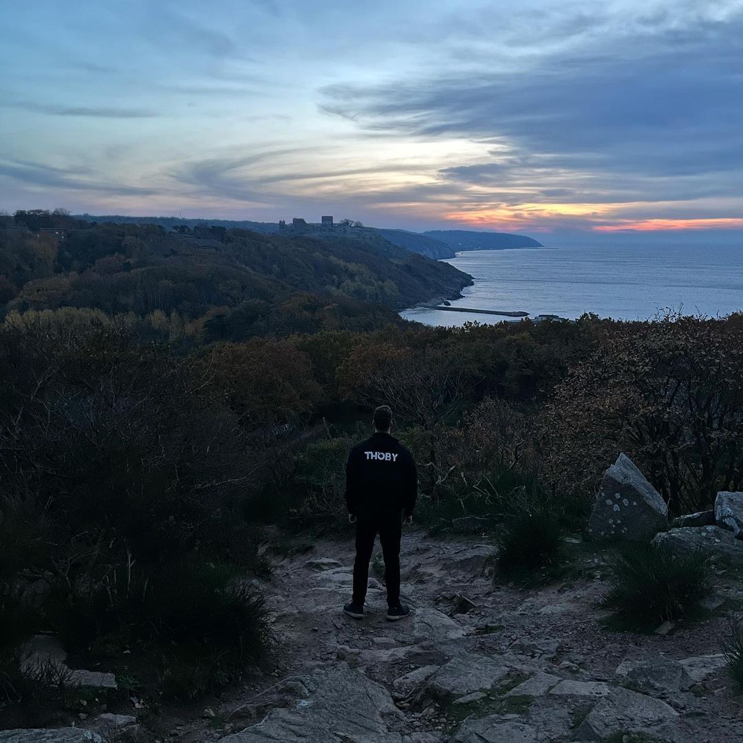 kontorrecords's tweet photo. Nicht sicher, welche Aussicht wir mehr mögen: Das Meer oder #THOBY ? 😎
Check jetzt seine neueste Single “I Wanna Know You”: https://t.co/qx8EqvXSYO 🎧
#newmusic #kontorrecords #vibes #sunset https://t.co/xZ9NbuMGVf