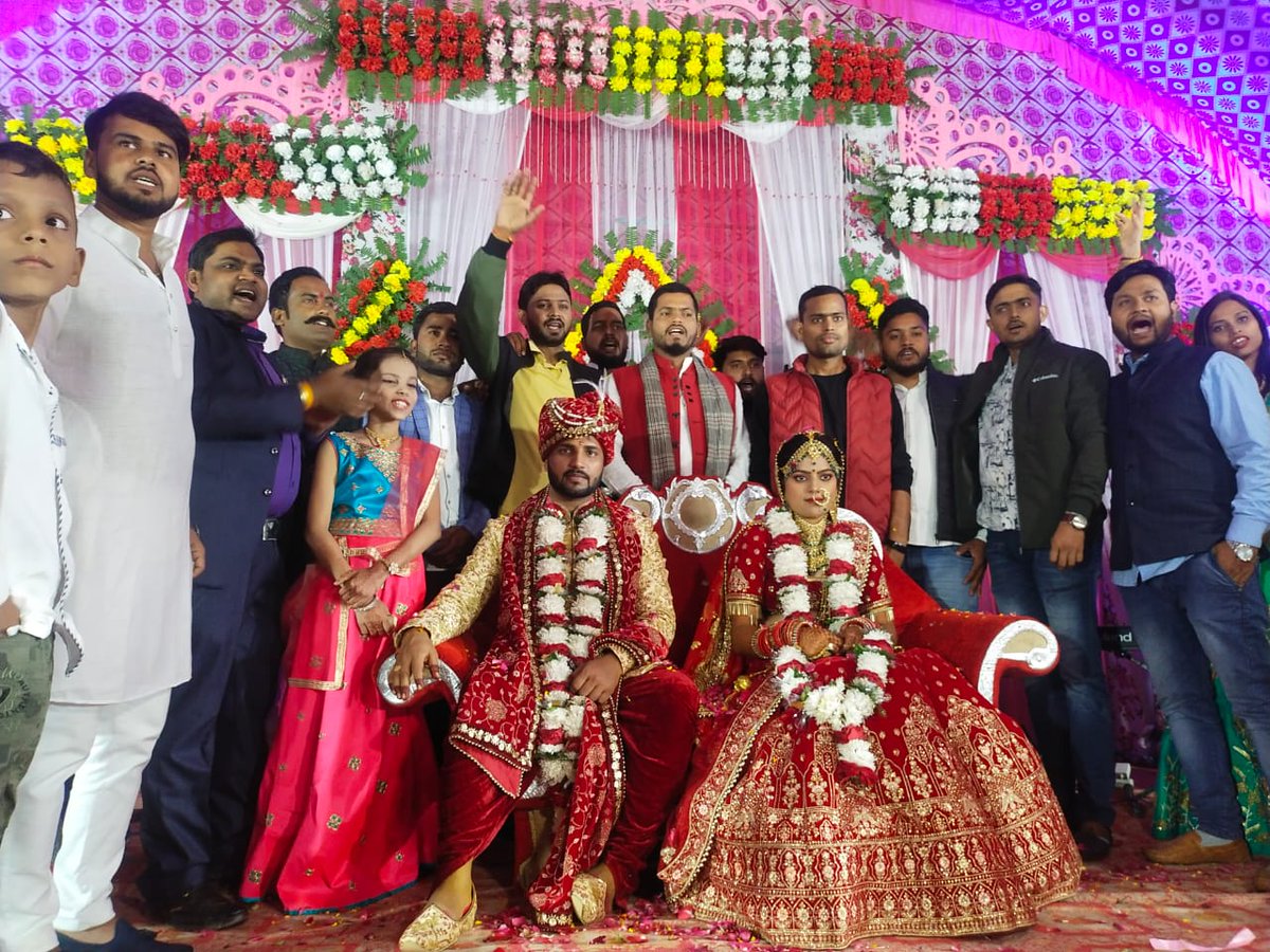 baibhavforindia's tweet photo. कल छोटे भाई Praveen Vishwakarma जी के #बहन की शादी समारोह में सम्मिलित हुआ #वैवाहिक जीवन की बहन को नई शुरुआत की मंगलकामनाओं के साथ बहुत #बहुत बधाई||

#Mirwa https://t.co/7PMGH8ca0L