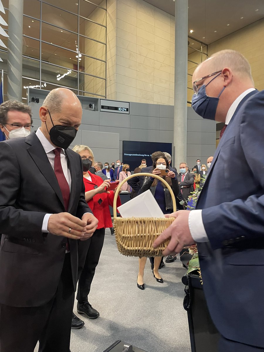 stefan_seidler's tweet photo. Heute Morgen @OlafScholz zum #Bundeskanzler im @Bundestag gewählt. Und dann gesunde Stärkung 🍎 aus meiner Heimatregion von der Flensburger Förde zur Gratulation überreicht. Einladung zur #Apfelfahrt im Oktober ⛵️ ist im Umschlag. https://t.co/ca3lE6qO8C